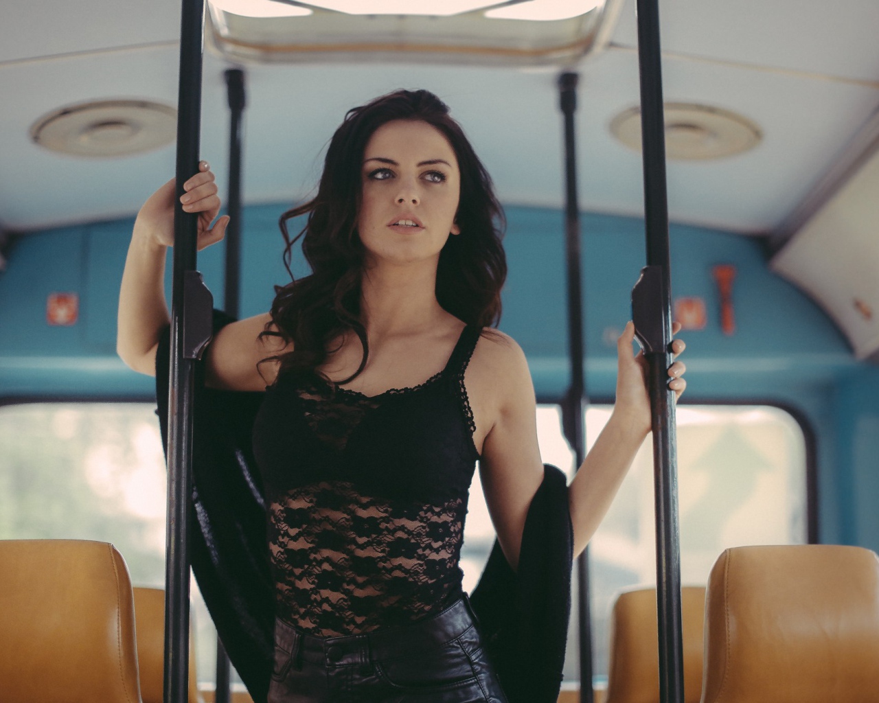 Милая девушка в автобусе