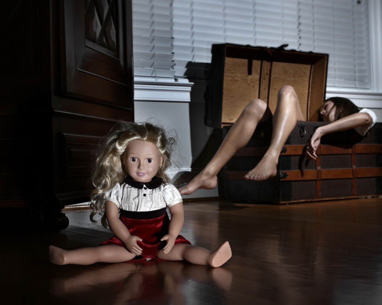 Кукла и девушка в сундуке