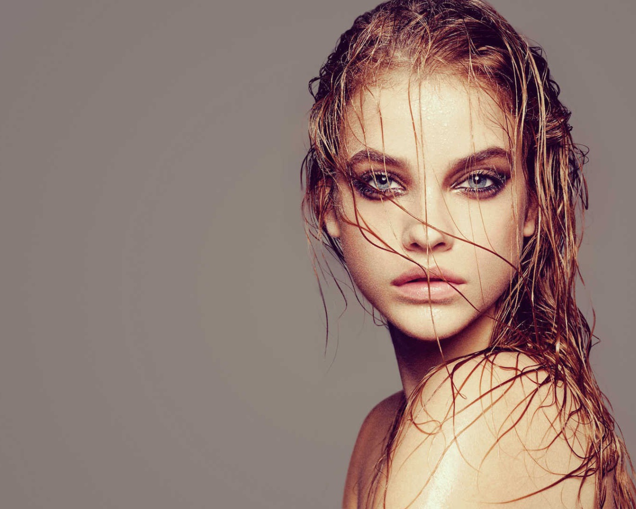 Волосы на лице девушки, Барбара Палвин