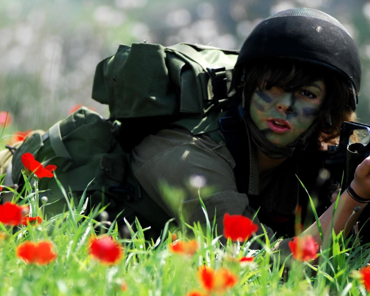 Женщина солдат в поле маков