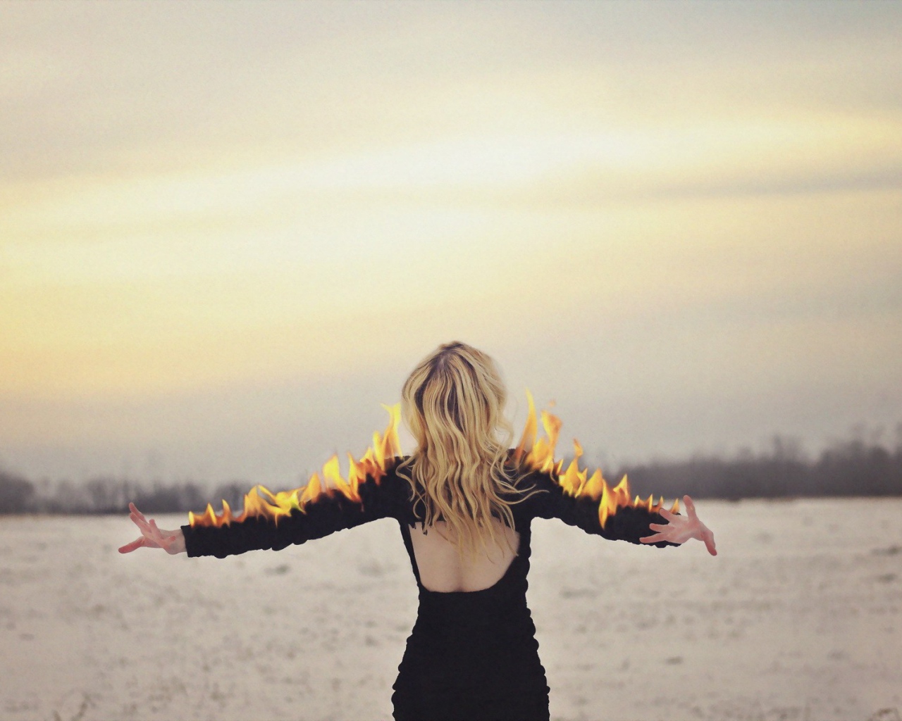 Пламя на руках у девушки