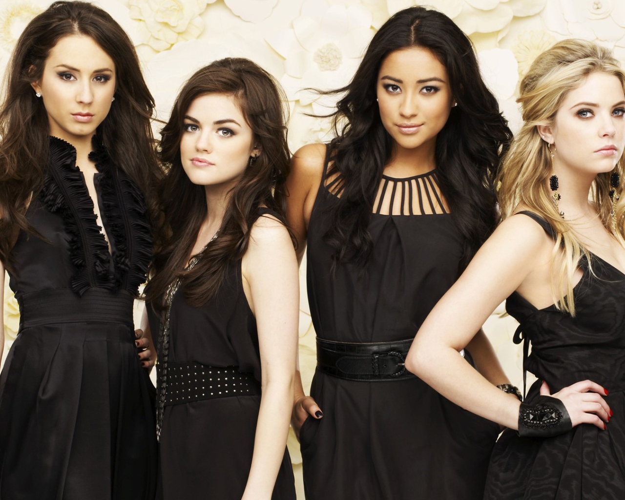 Четыре девушки в черных платьях