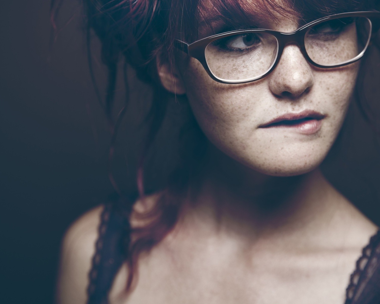 Веснушчатая девушка в очках