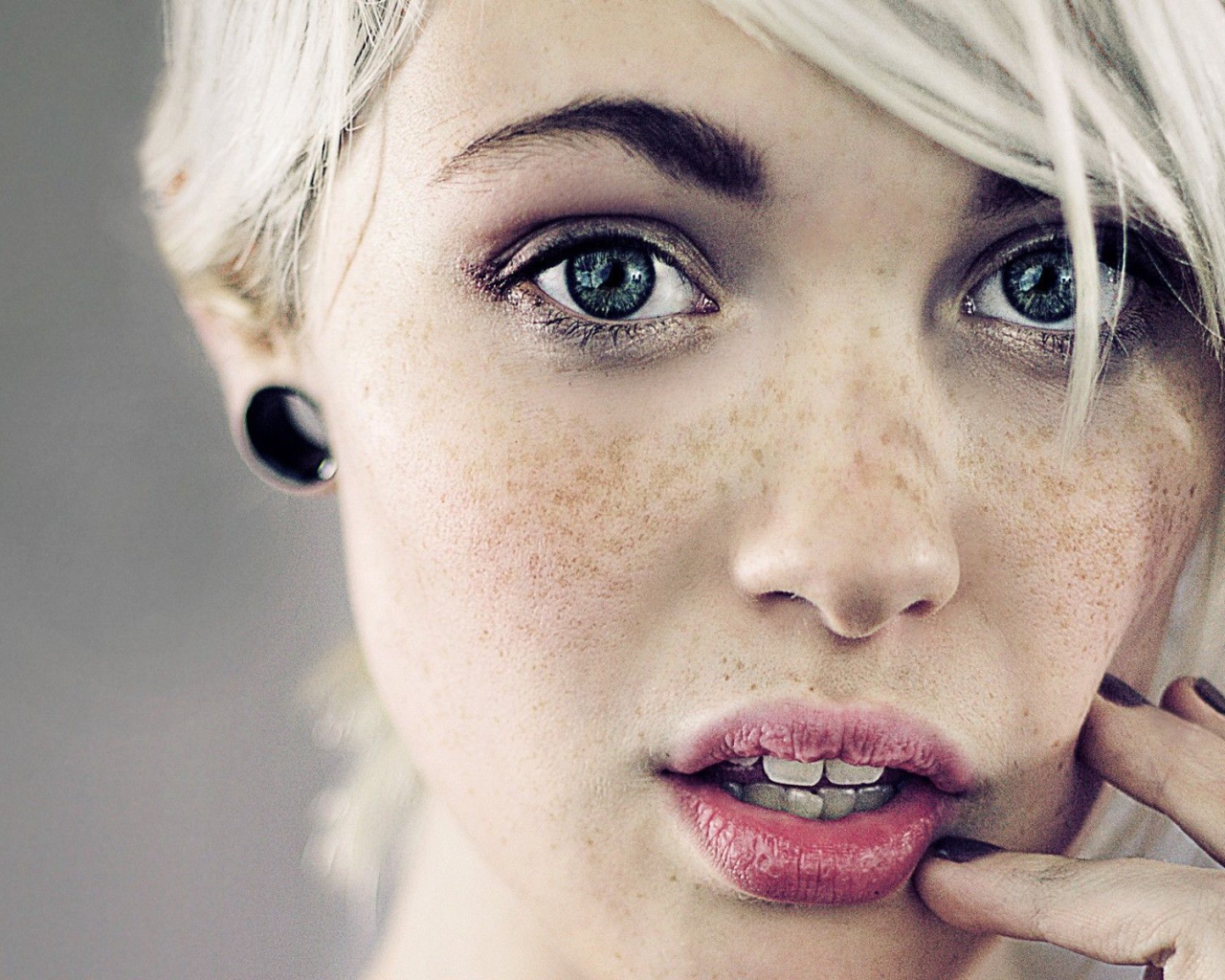 Веснушчатая модель Devon Jade