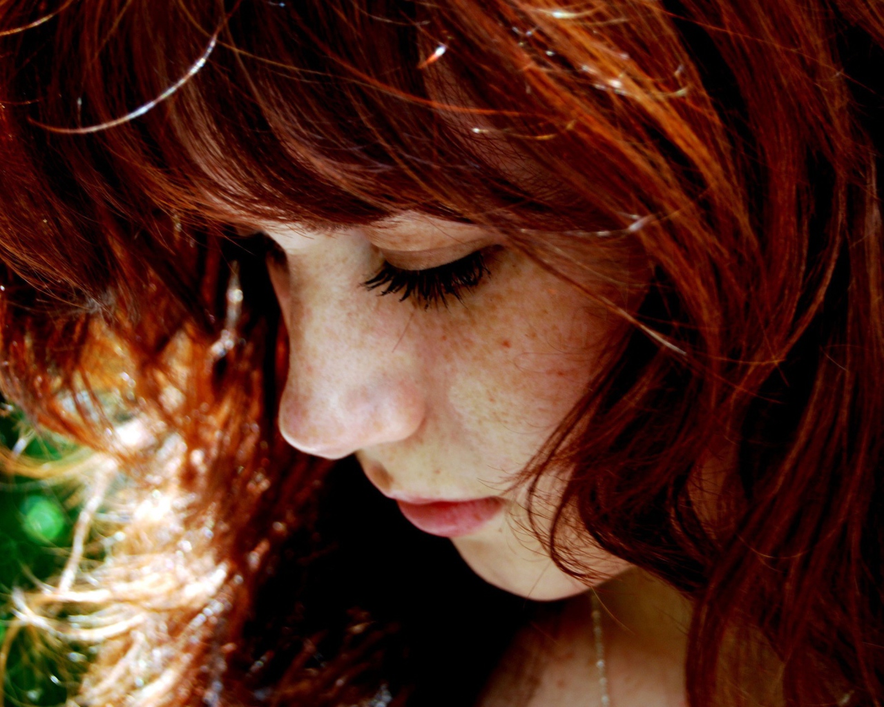 Веснушчатая рыжеволосая девушка