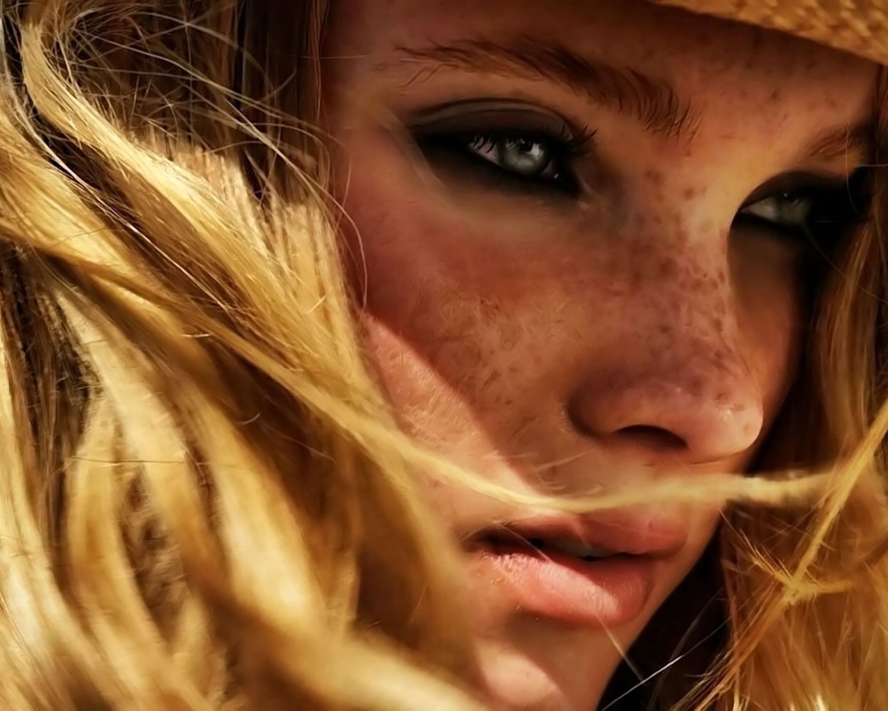 Веснушки у девушки в соломенной шляпе