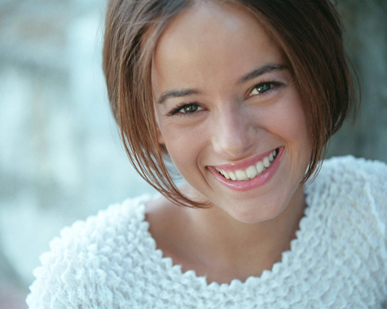 Французская певица Alizee в белом свитере