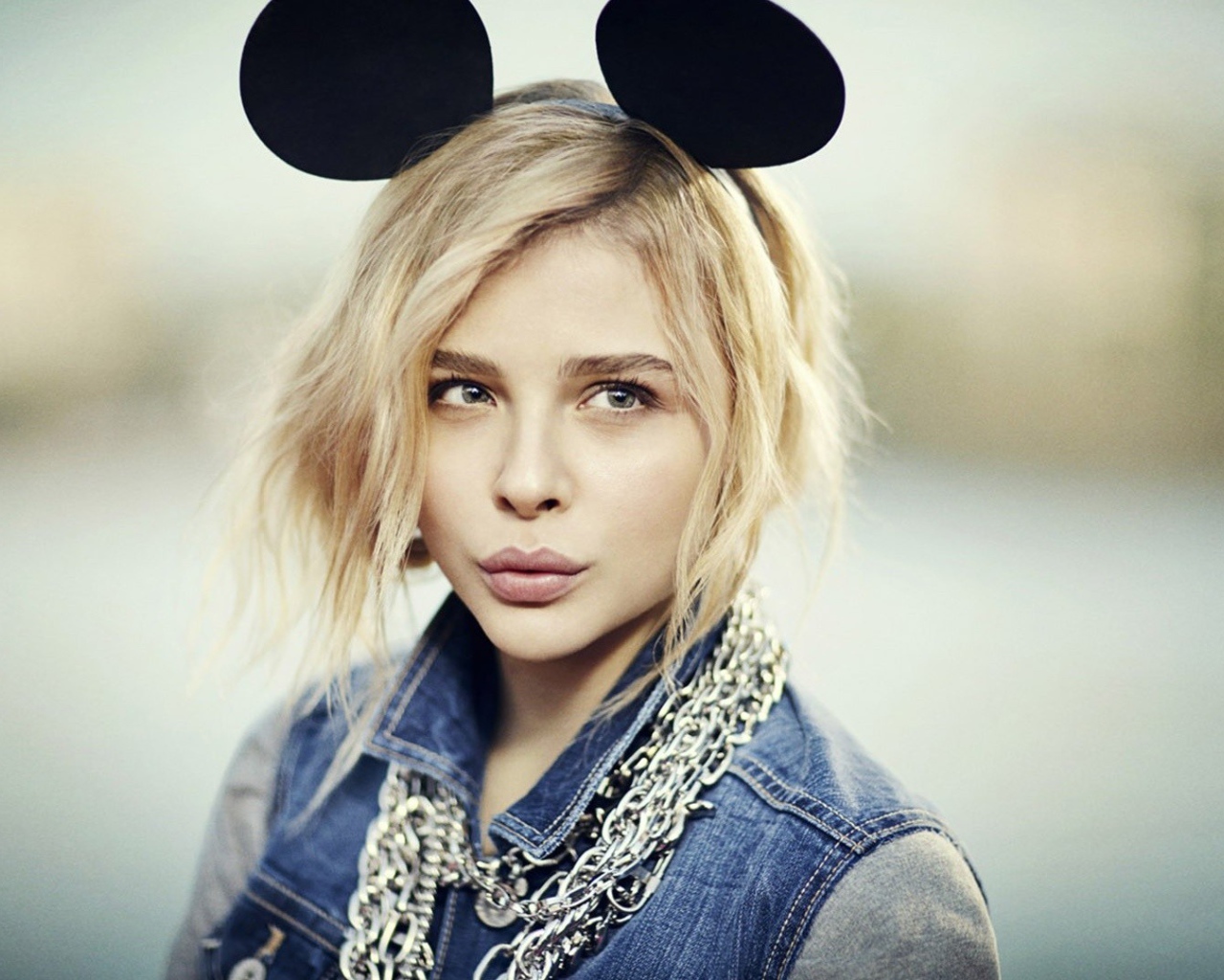 Забавные ушки у Хлои Грейс Моретц