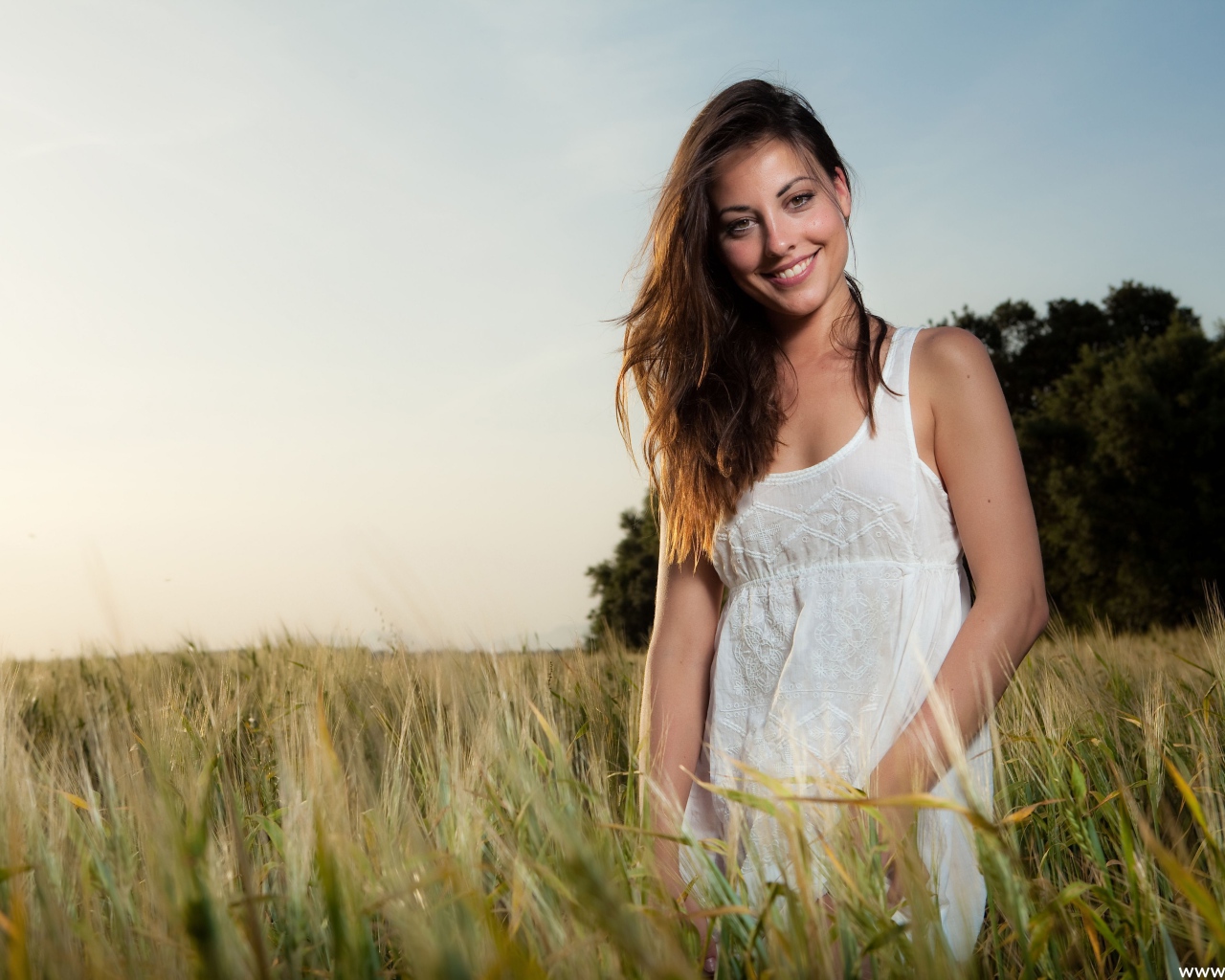 Девушка Lorena Garcia стоит среди травы