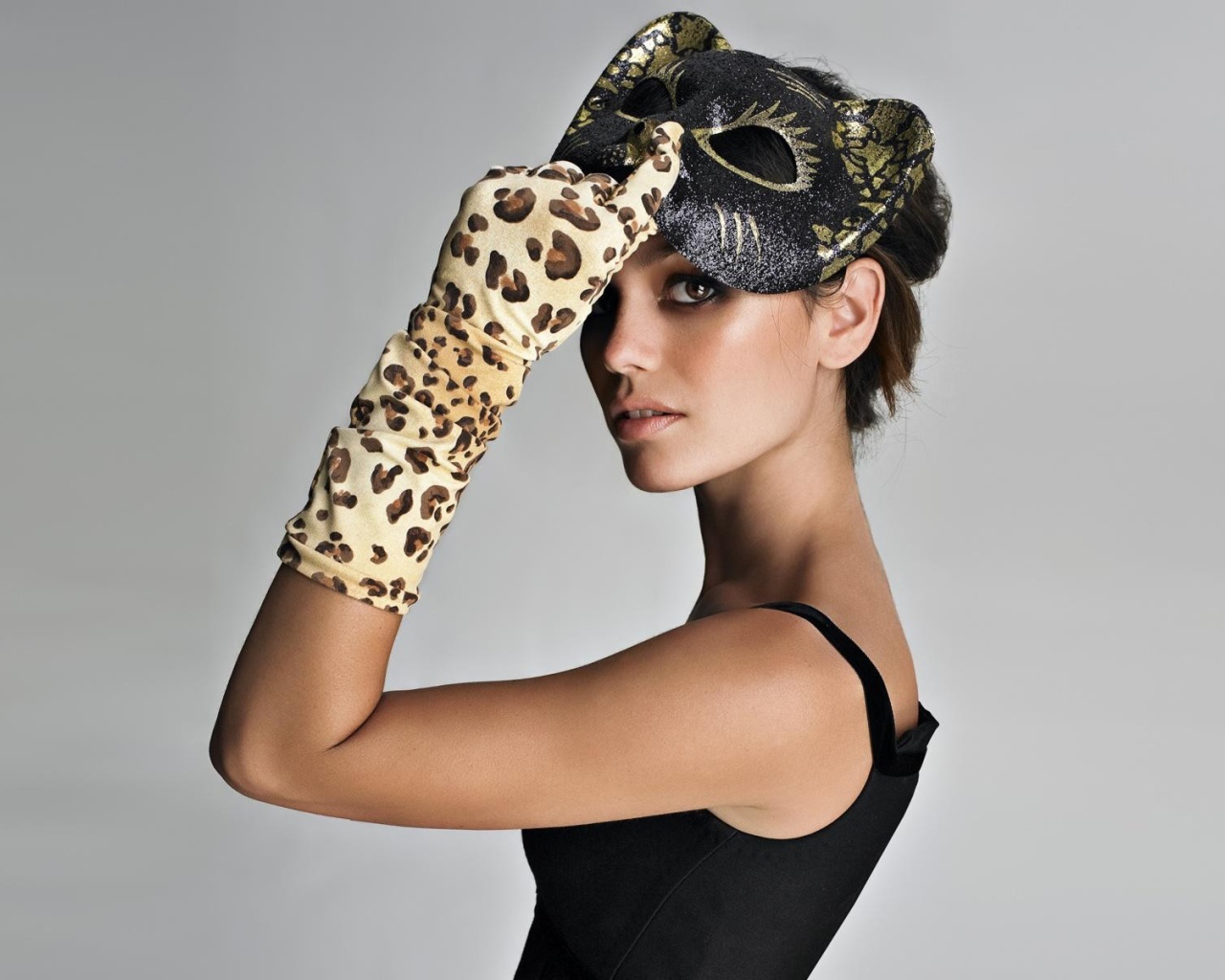 Девушка Рэйчел Билсон в маске леопарда