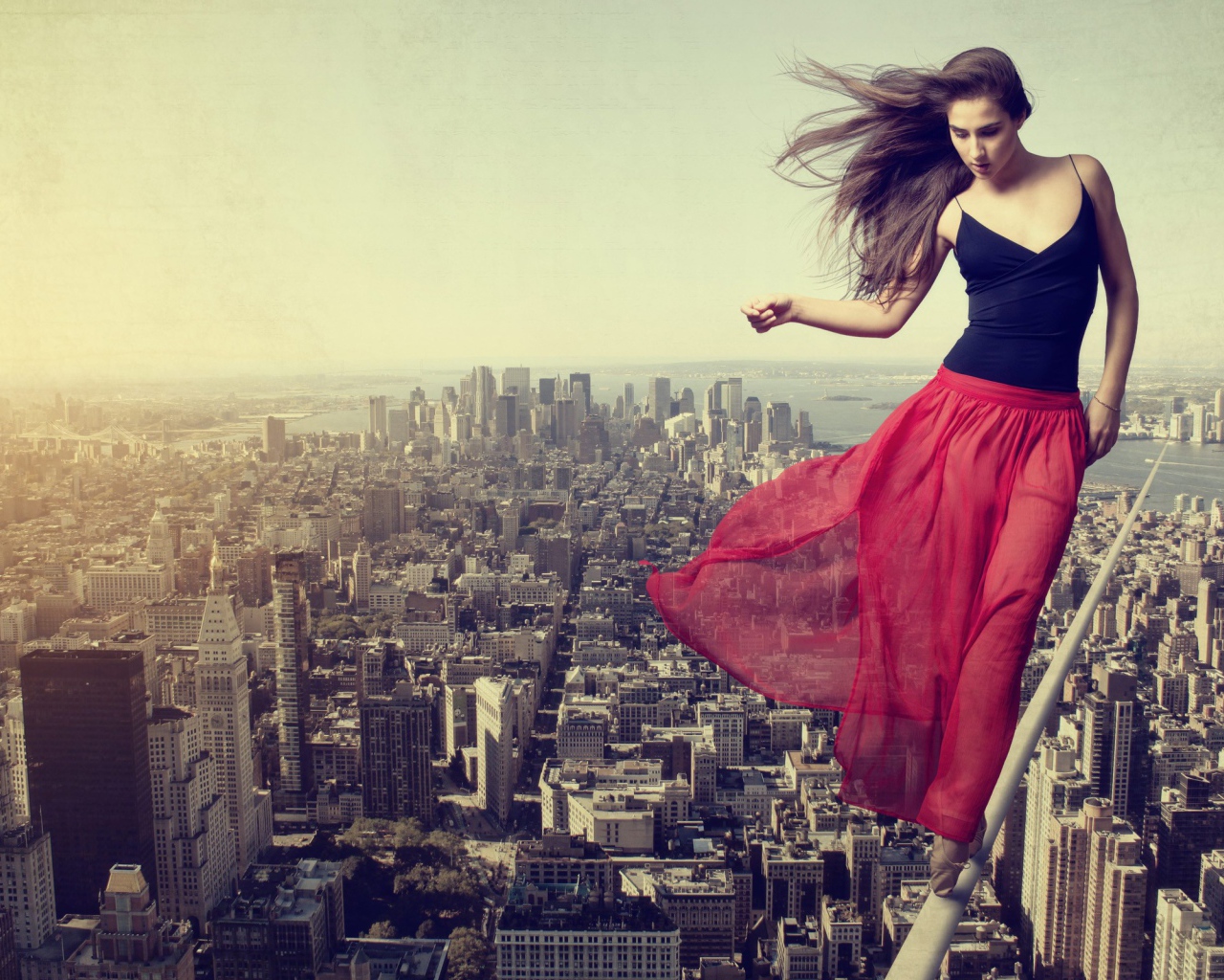 Девушка акробат над городом