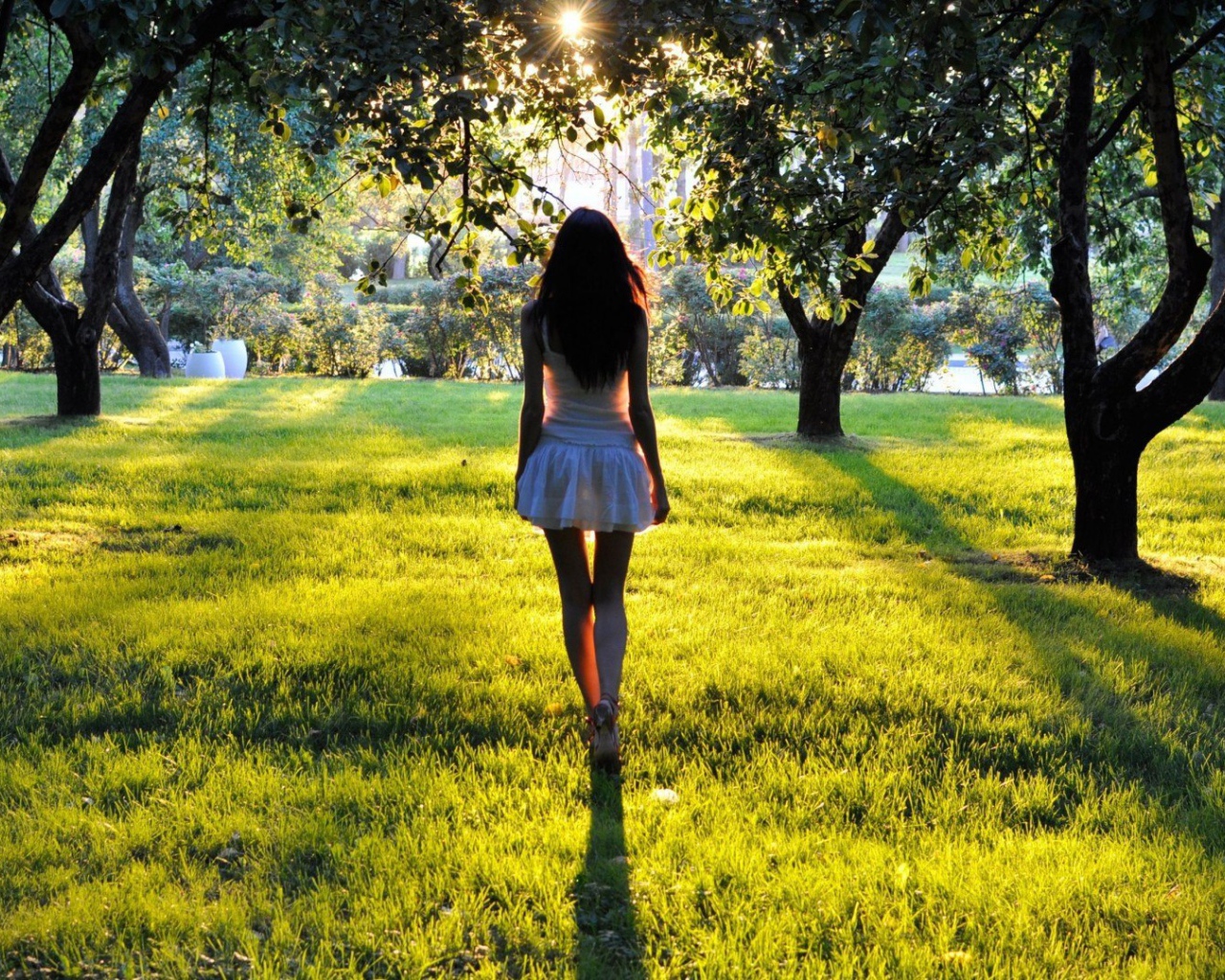 Девушка среди деревьев в парке