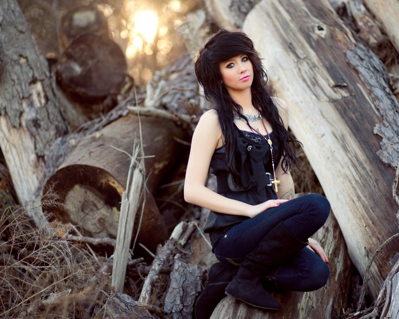 Девушка среди обломков больших деревьев