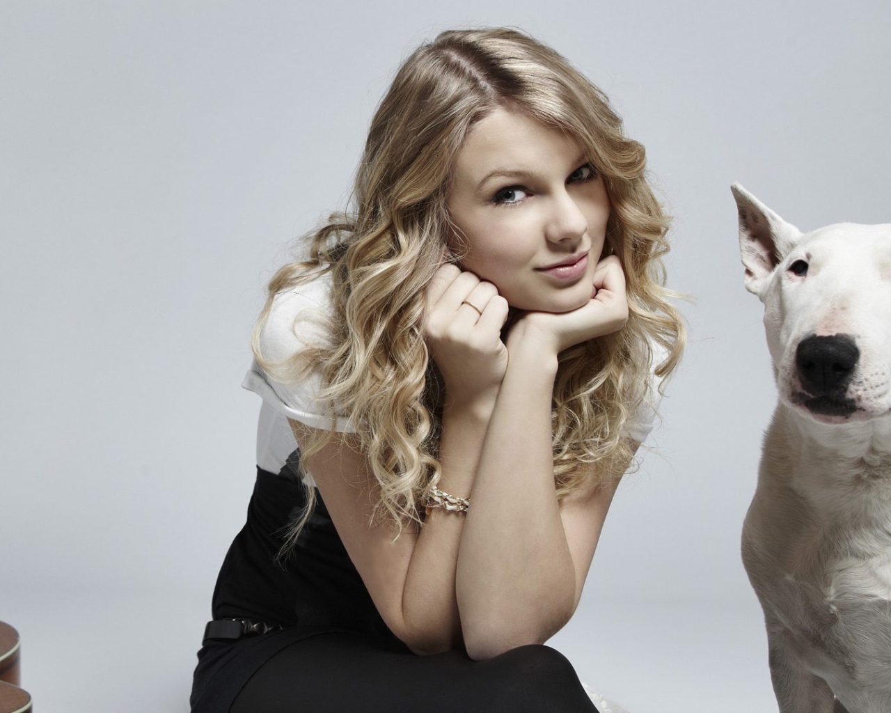 Девушка и белая собака