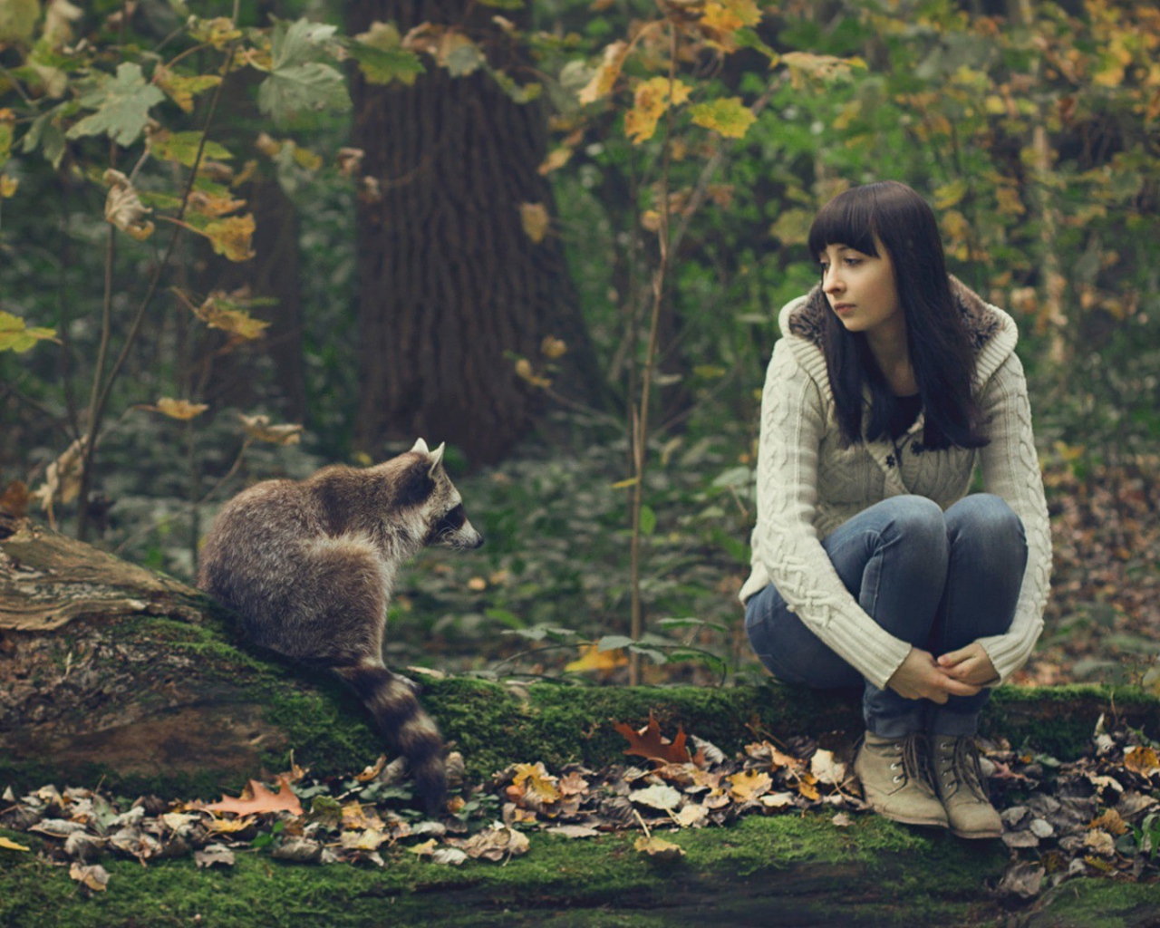 Девушка общается с опоссумом