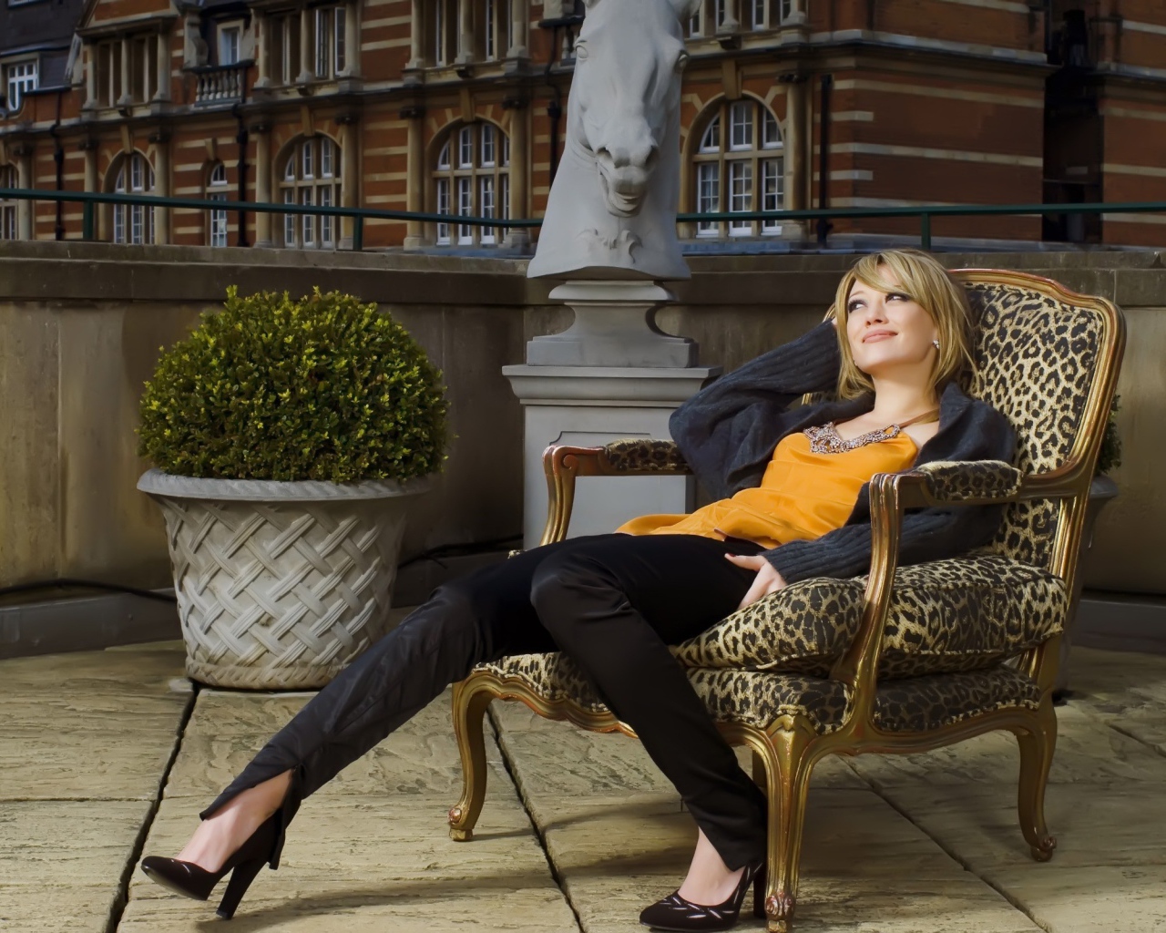 Девушка замечталась сидя на кресле