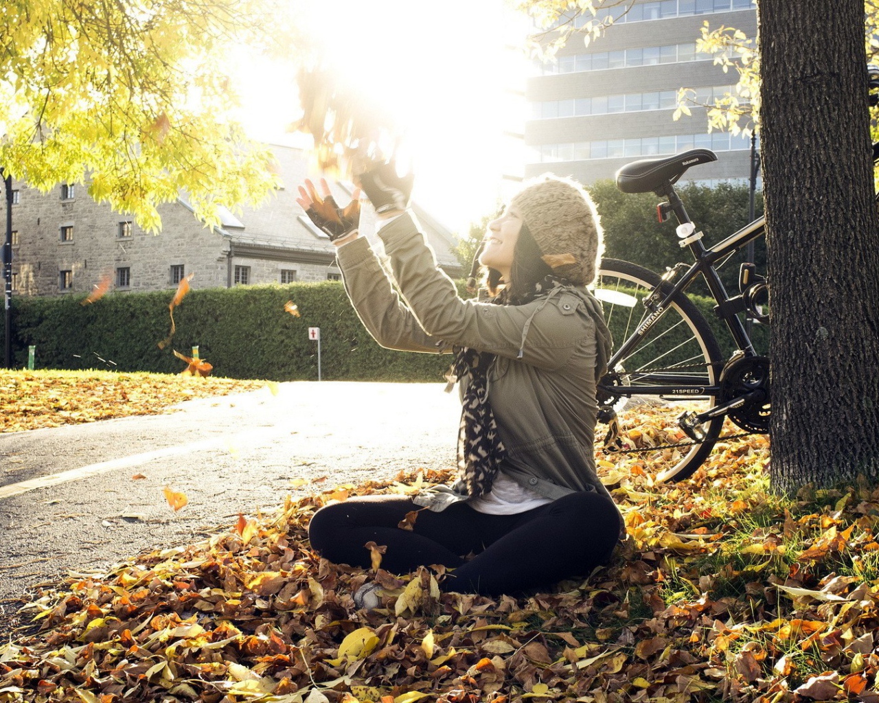 Девушка радуется осеннему солнцу