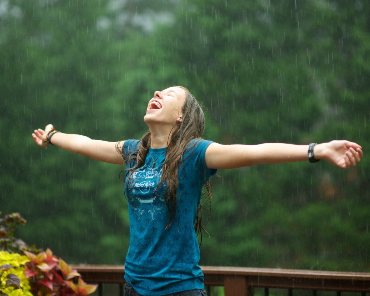Девушка радуется летнему дождю