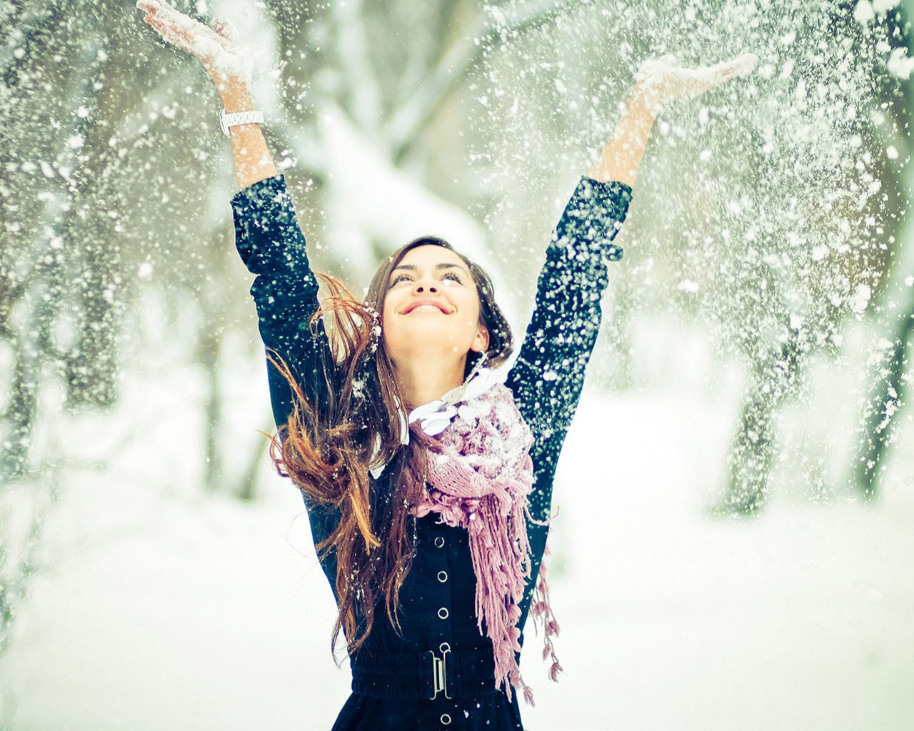 Девушка радуется снегу