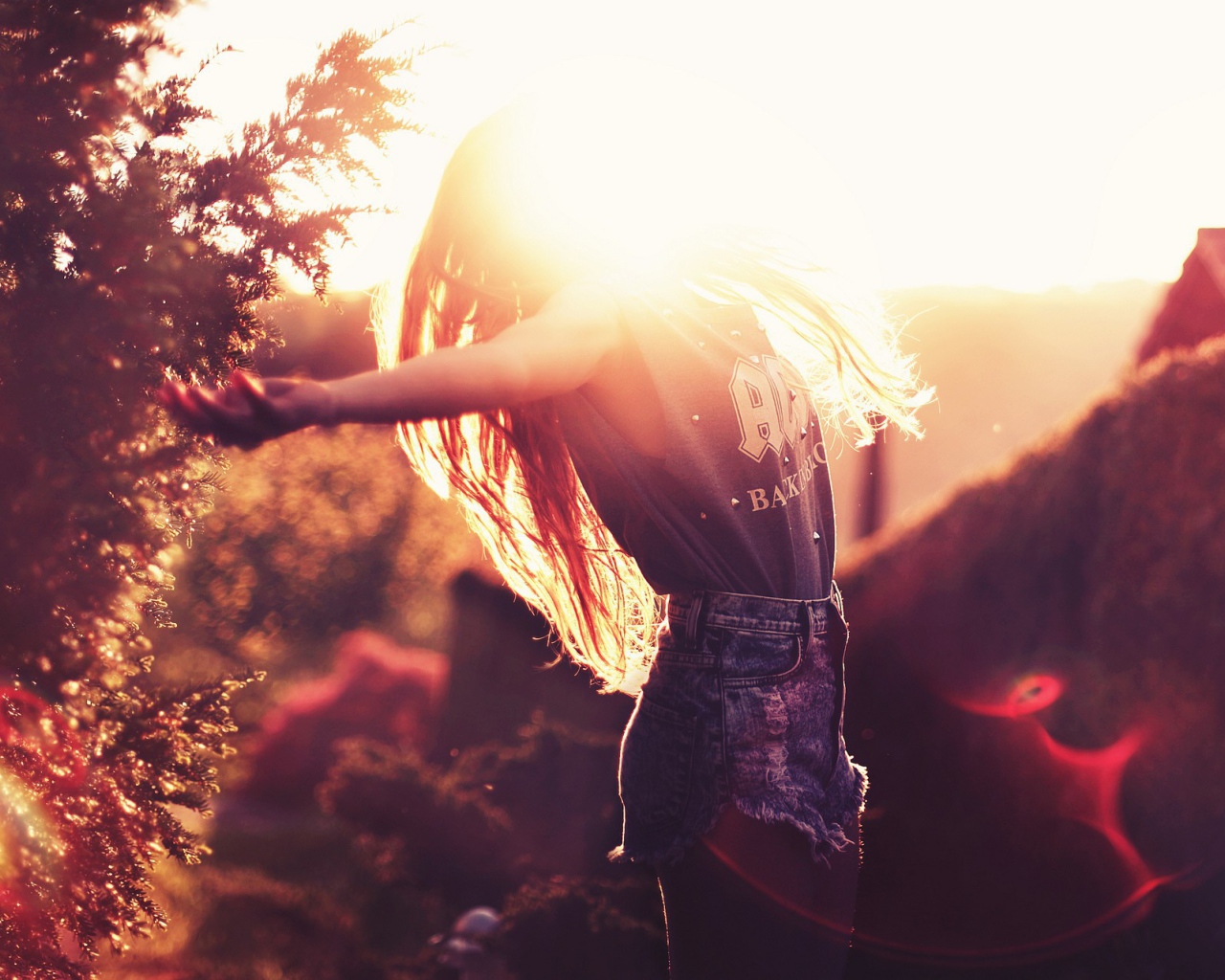 Девушка радуется солнцу