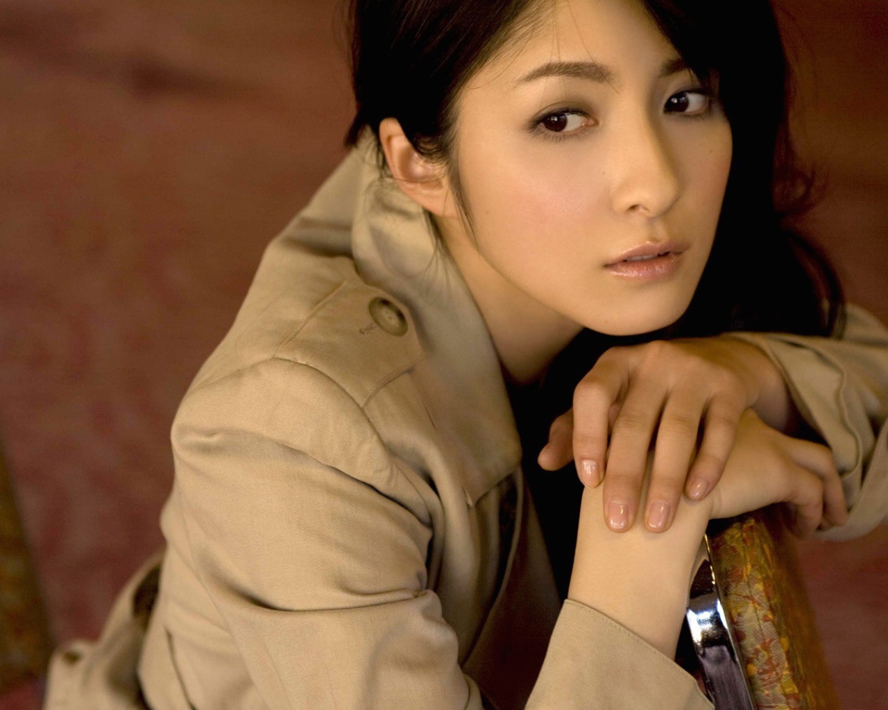 Девушка из Японии в плаще