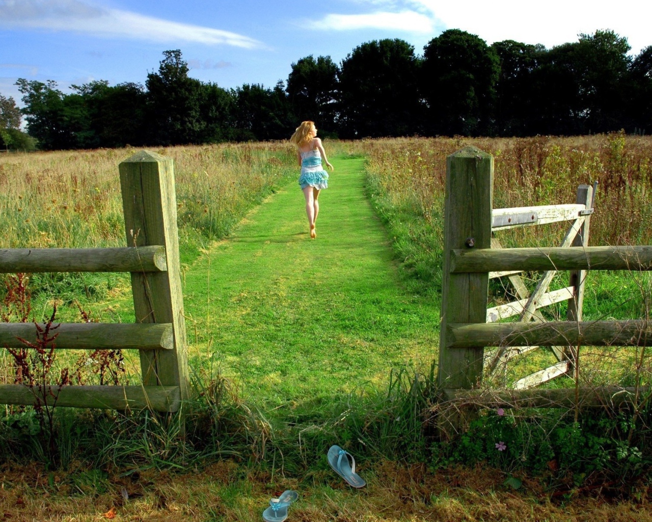 Девушка идет по полю на ферме