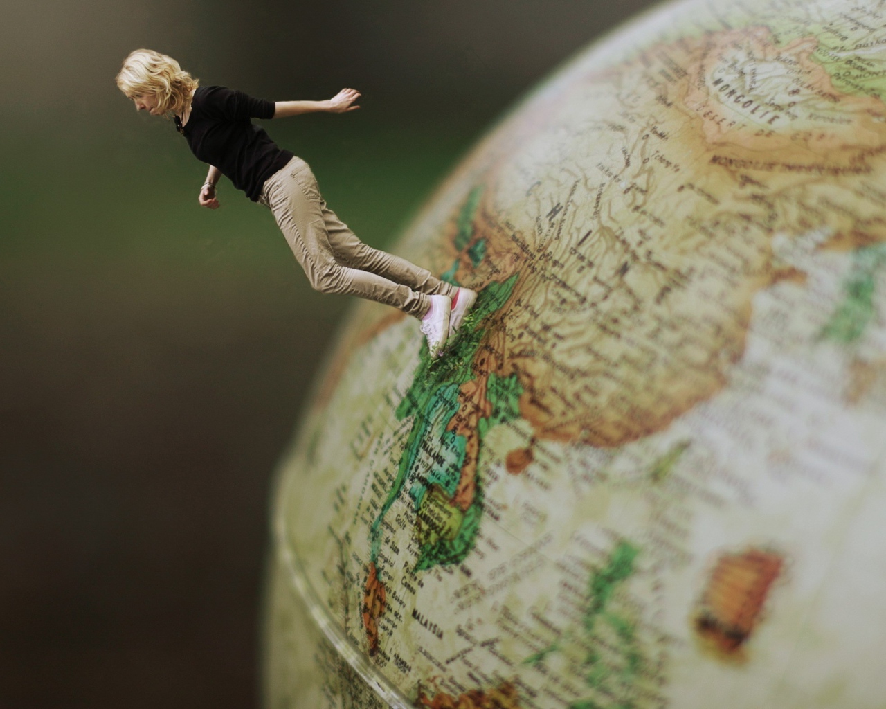 Девушка идет по глобусу