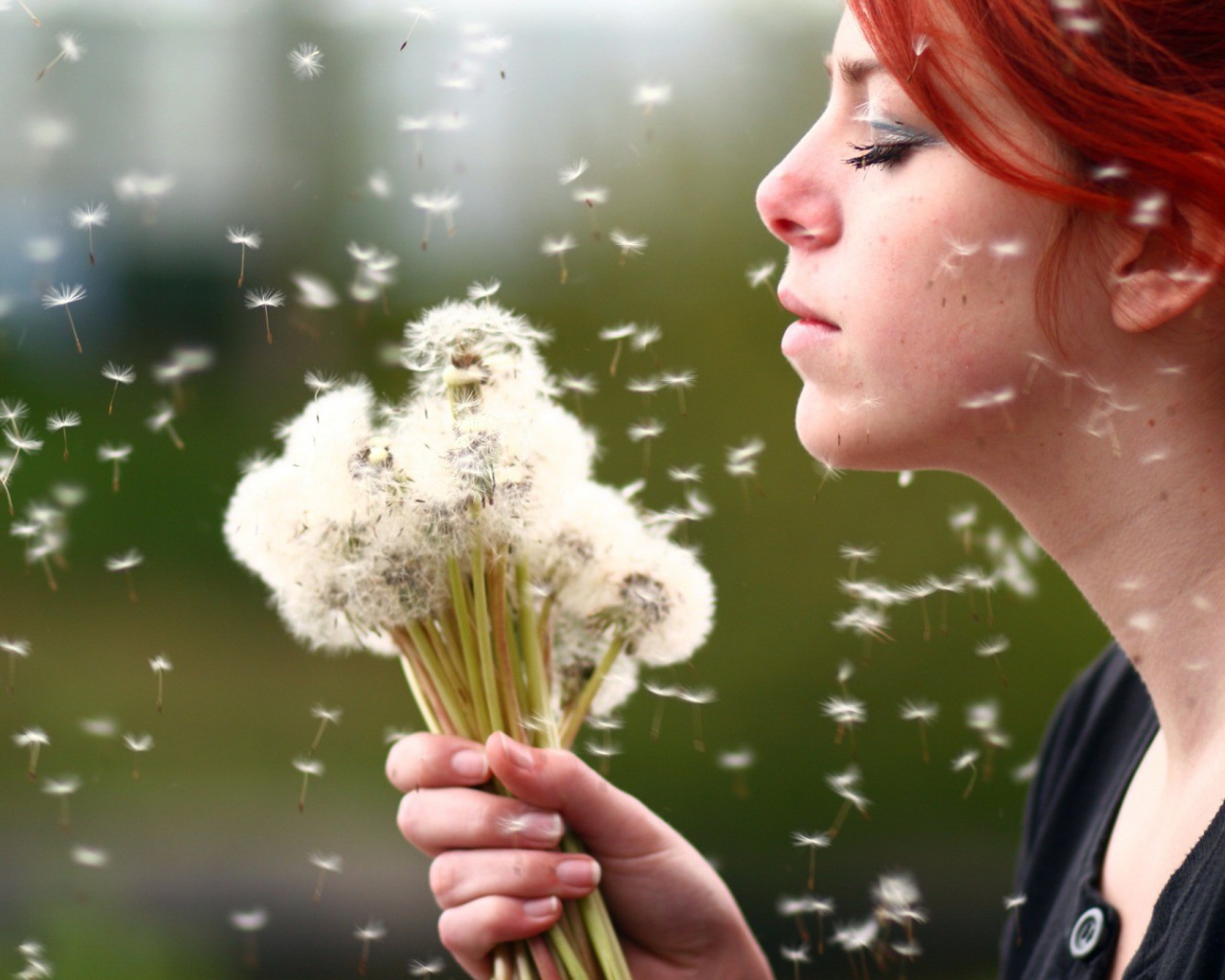 Девушка держит в руках букет одуванчиков