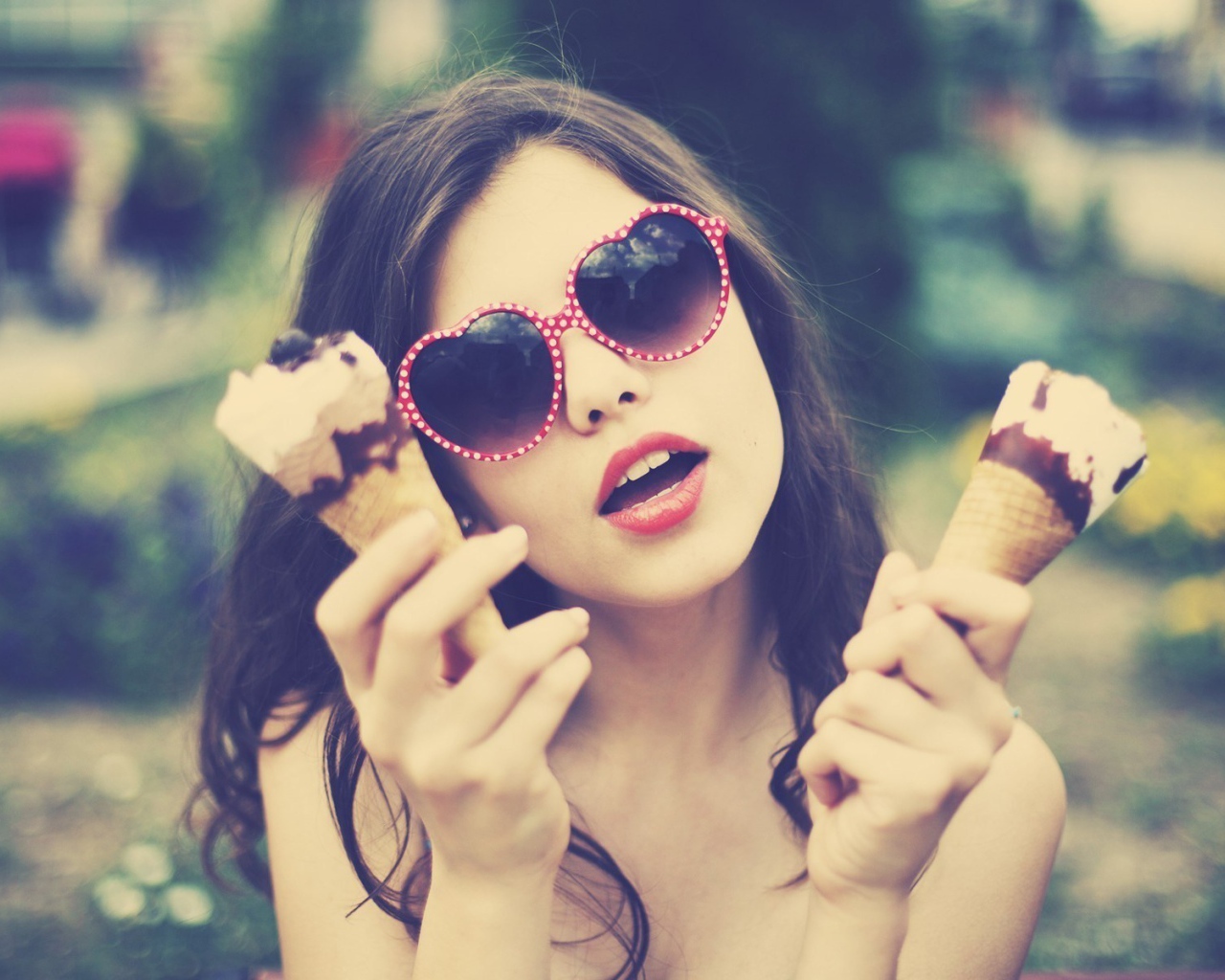 Девушка держит в руках мороженое