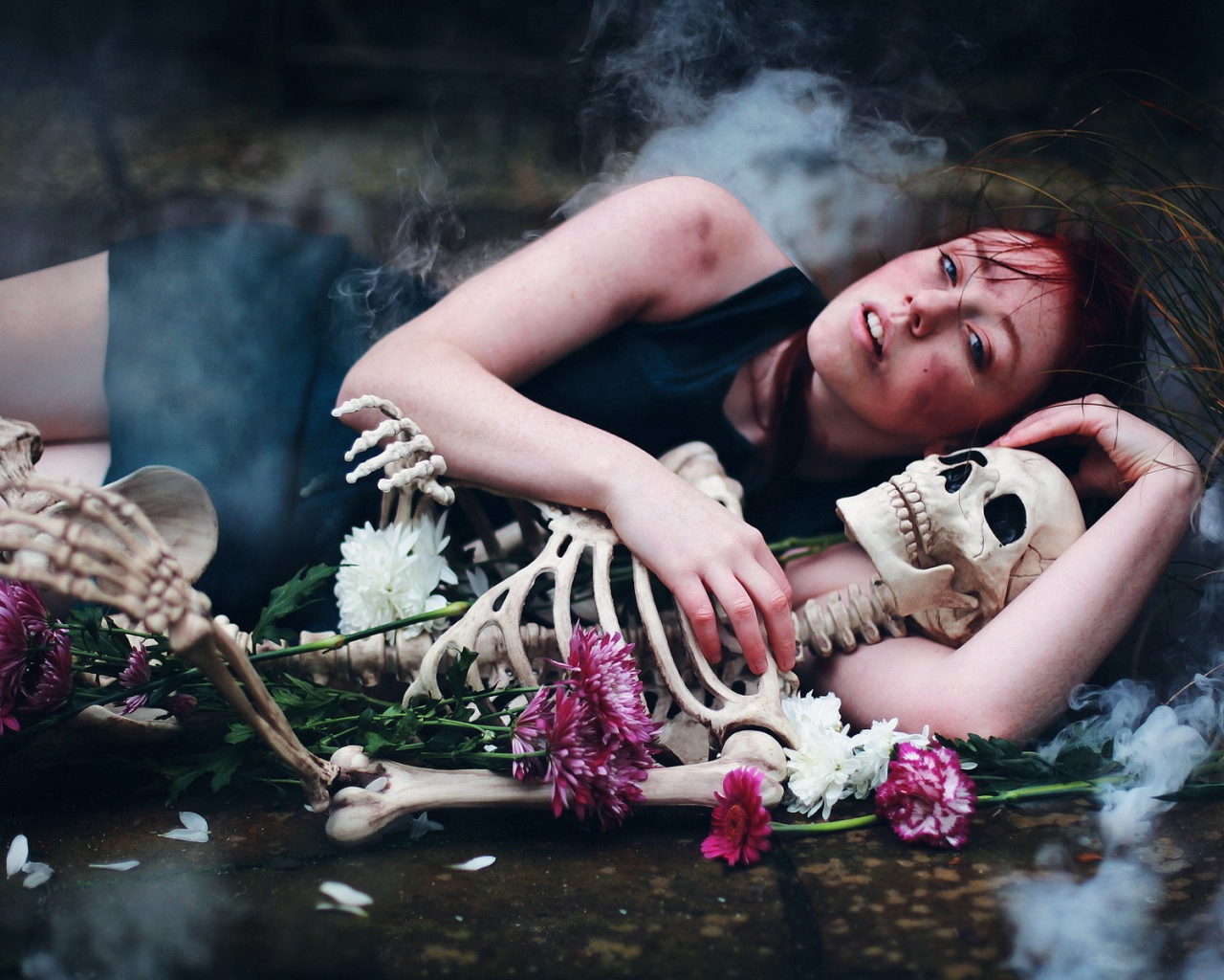 Девушка обнимает скелет