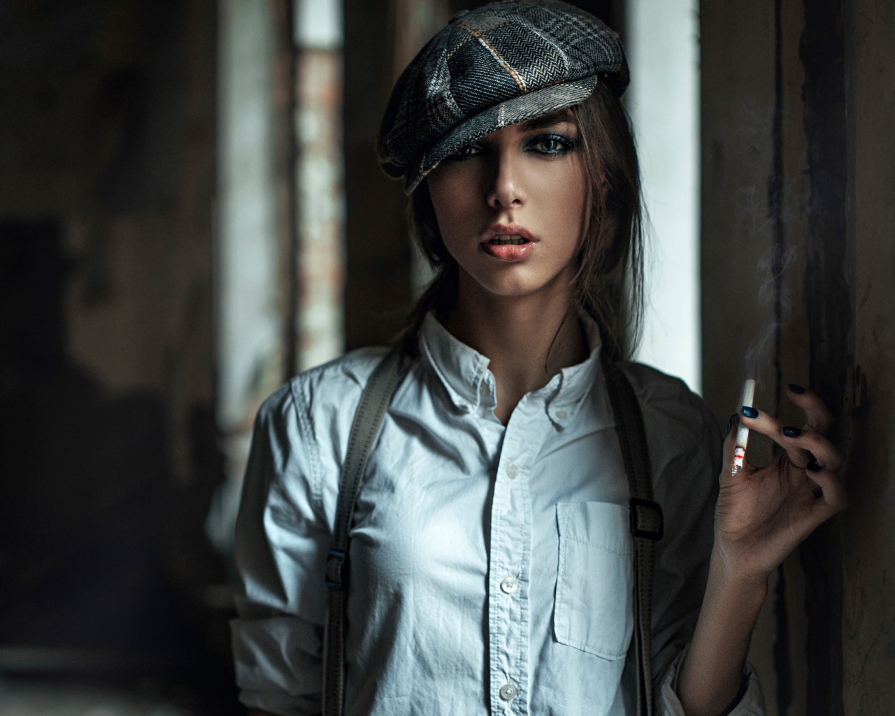Девушка в берете курит сигарету