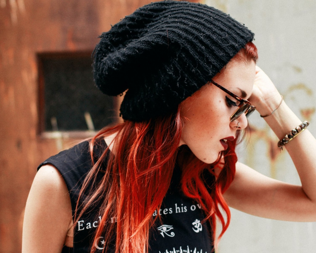 Девушка в черной вязанной шапке