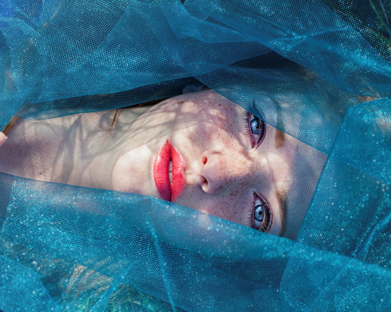 Девушка в голубой сетке