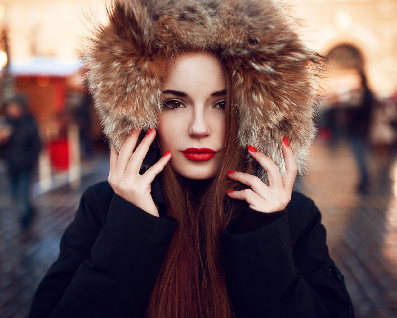 Девушка в меховом капюшоне
