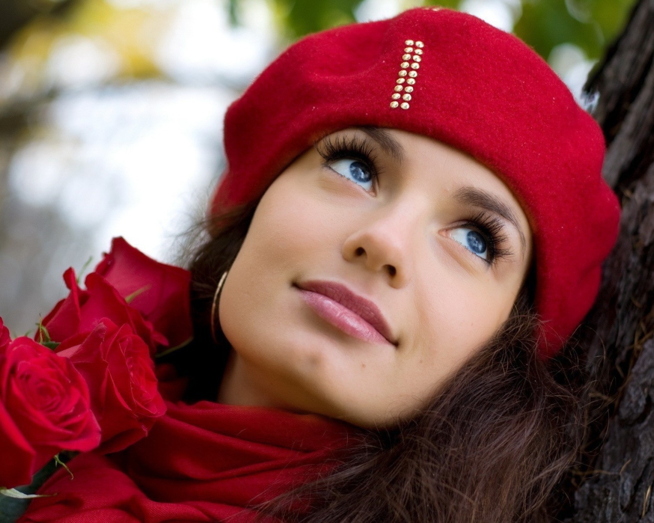 Девушка в красном берете с букетом роз