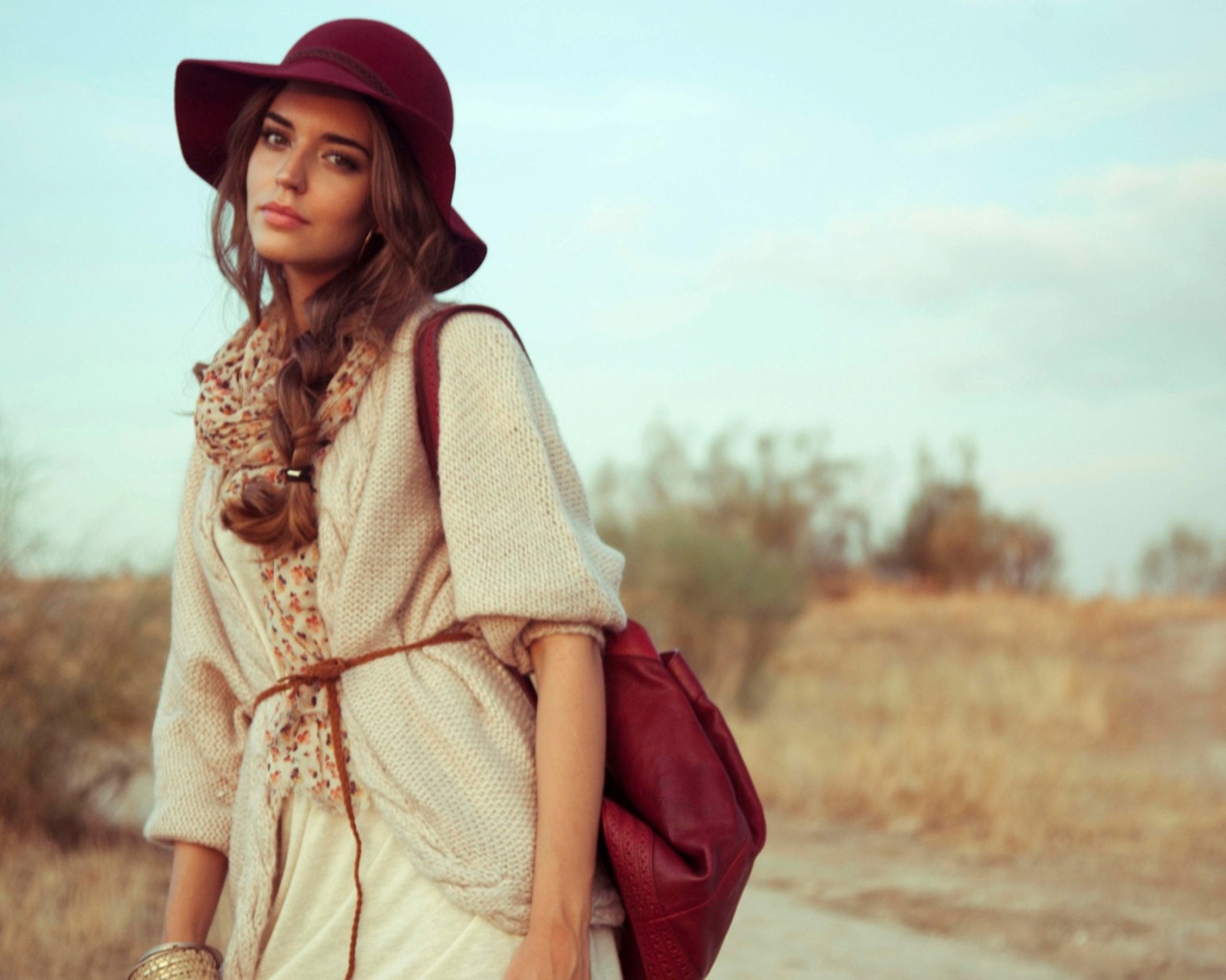 Девушка в красной шляпе