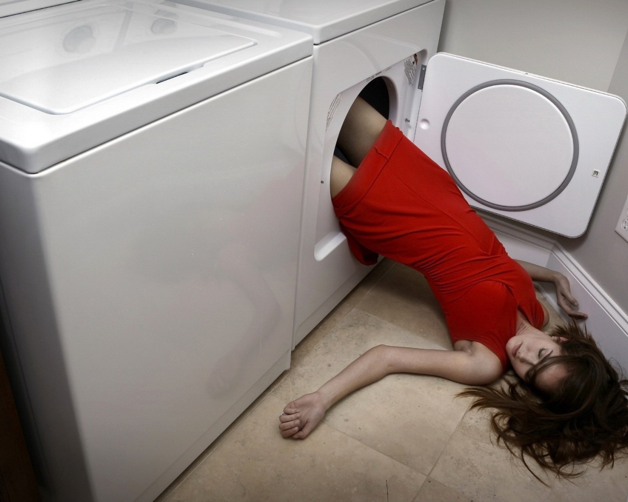 Девушка в стиральной машине