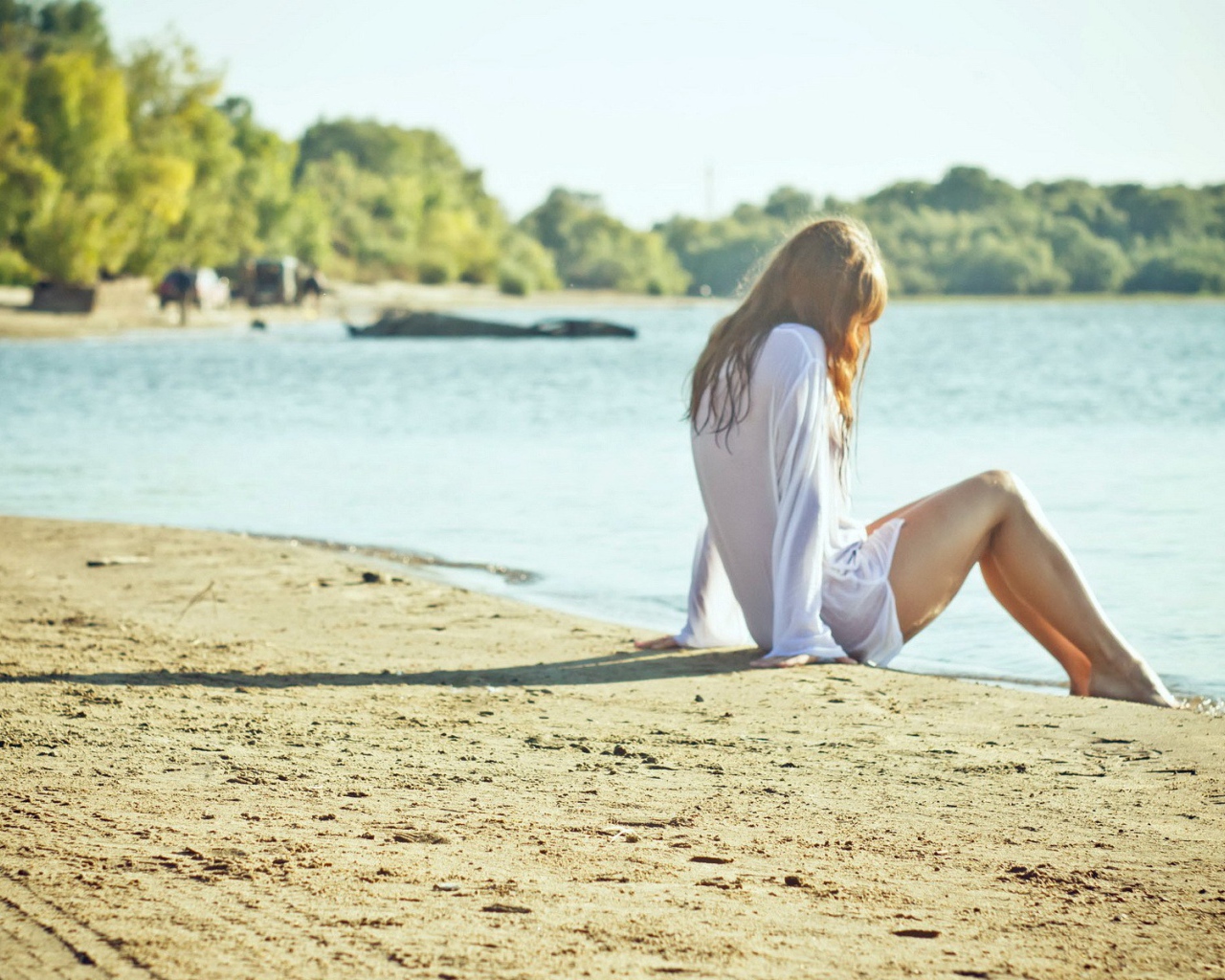 Вижу себя на берегу. Девушка на берегу. Девушка сидит на берегу реки. Сидеть на берегу реки. Фотосессия в воде.