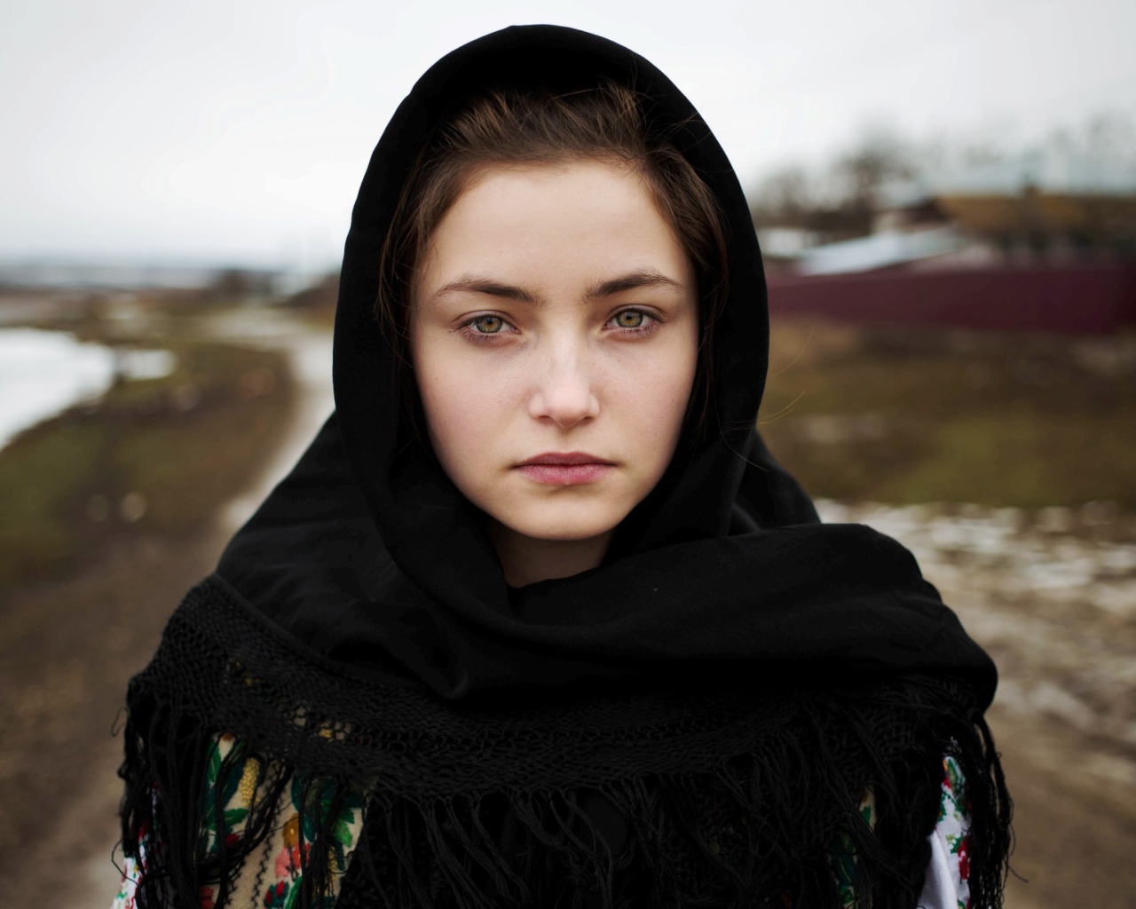 Девушка в черном платке
