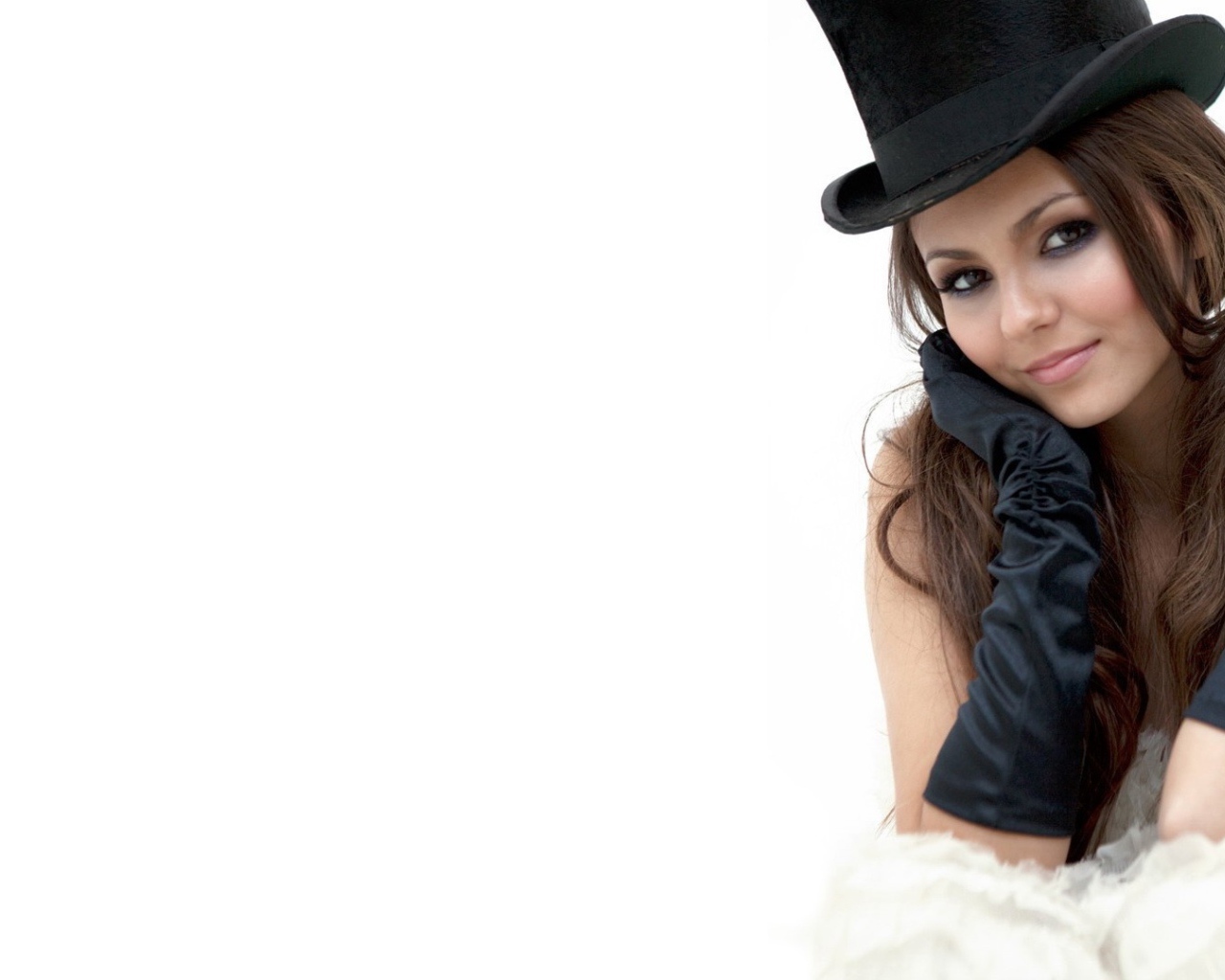 Девушка в черном цилиндре Виктория Джастис