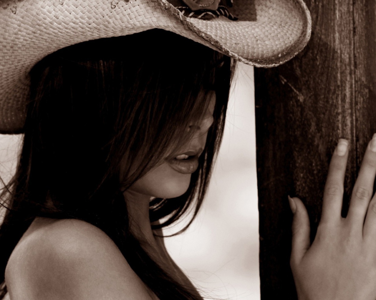 Девушка в ковбойской шляпе