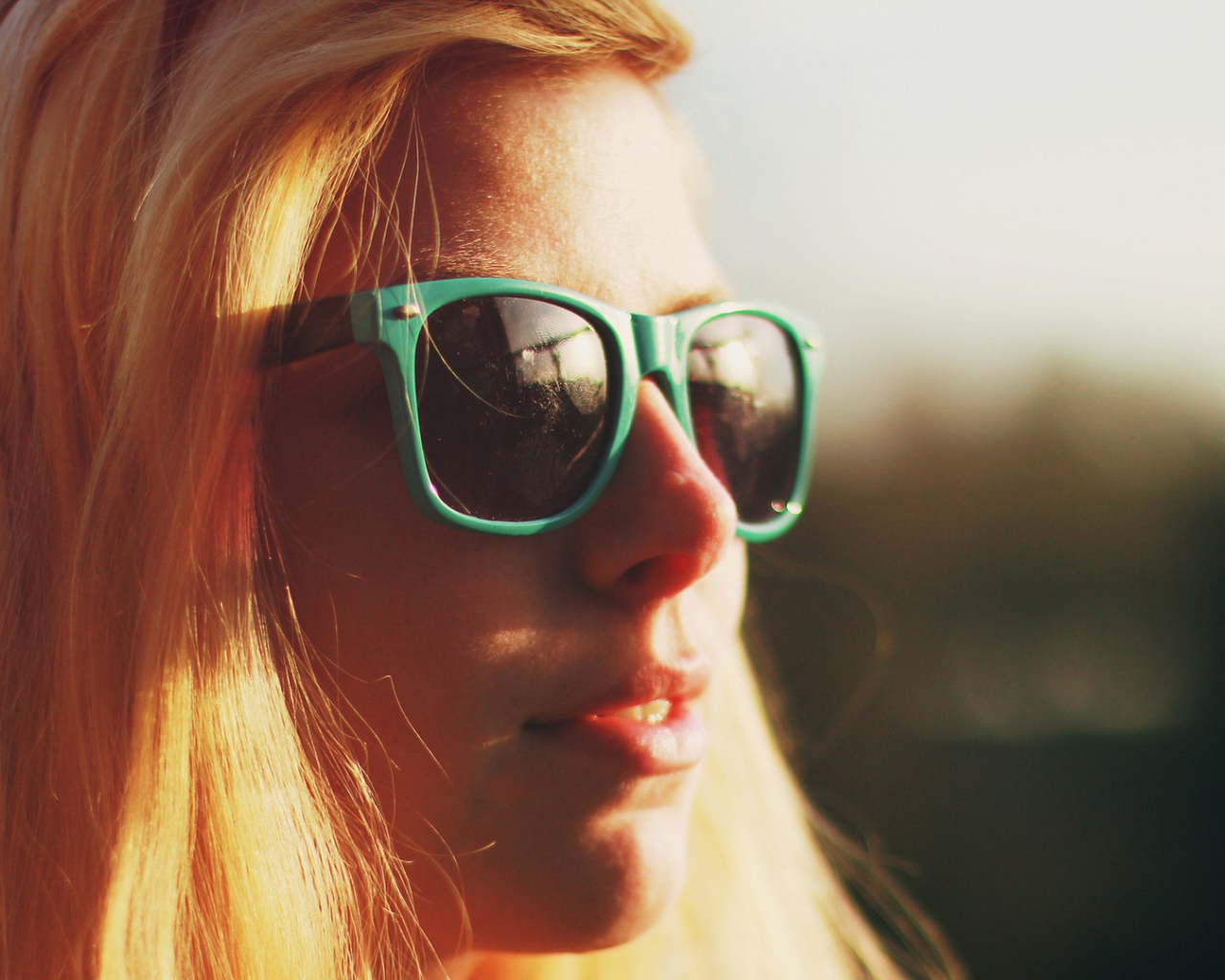 Девушка в очках в зеленой оправе