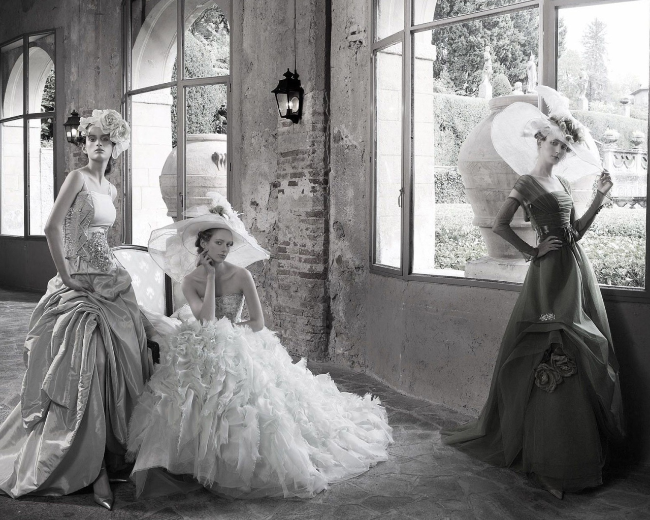 Девушки в ретро одеждах в старом доме