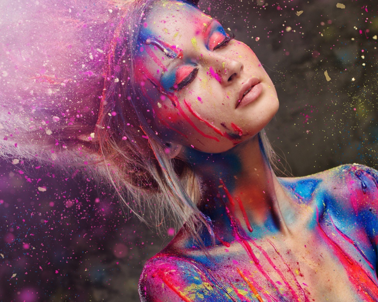 Девушка в брызгах краски