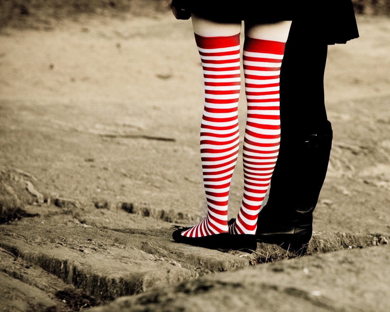 Девушка в чулках в красную и белую полосы