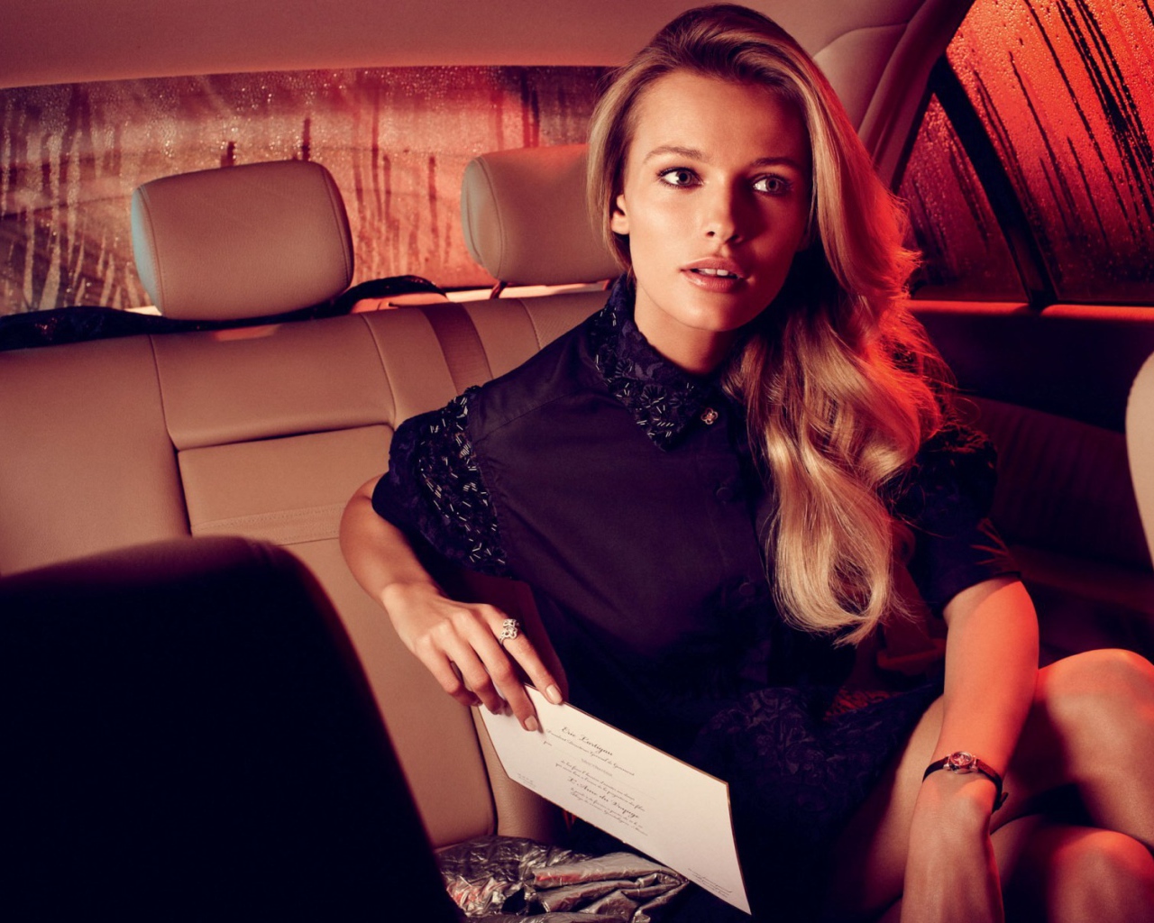 Девушка на сиденье автомобиля