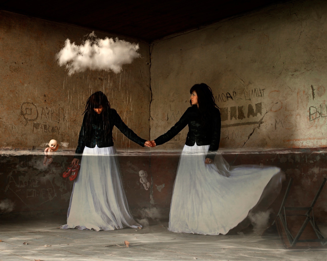 Девушки в комнате оказались под дождем