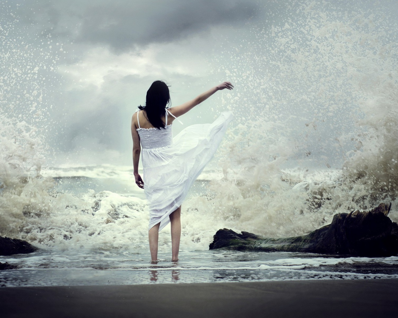 Девушка в белом платье среди брызг прибоя