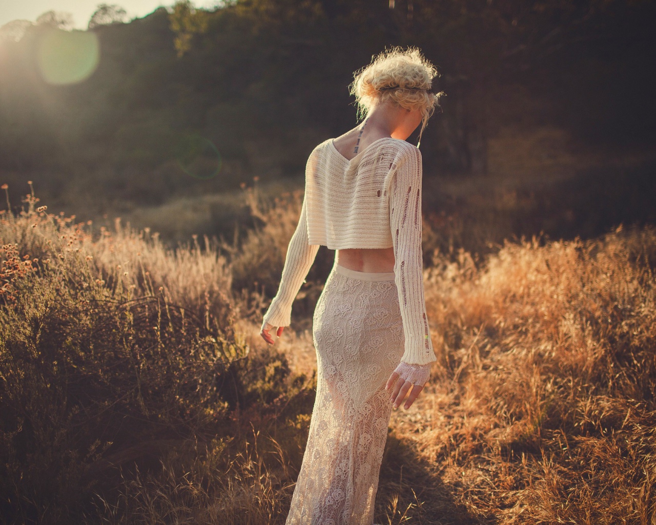 Девушка в белом наряде уходит вдаль