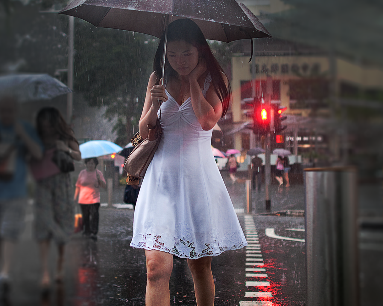 Девушка в белом платье идет под зонтом